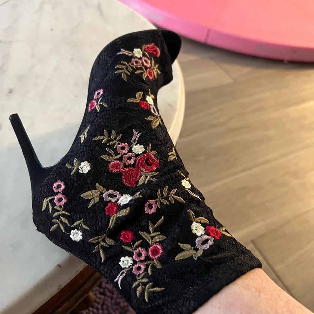 Betsey Johnson embroidered ankle booties, never worn✨ - Picture 4 of 4